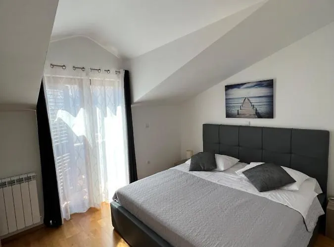 Luxury Iris Apartment